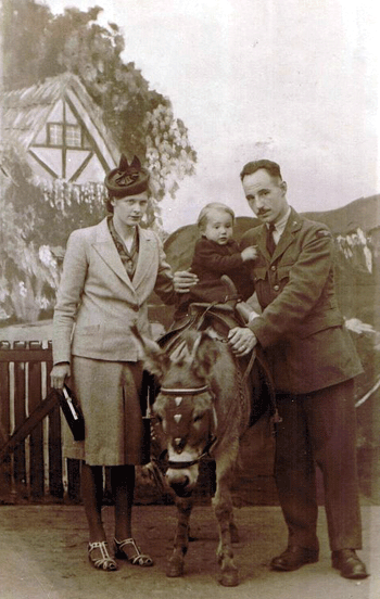 Gordon with parents 1941